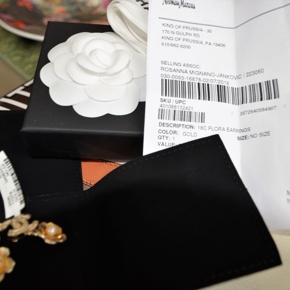 SOLD NEW  CHANEL Gold Cc Camellia 2018 Cruise - Picture 6 of 7